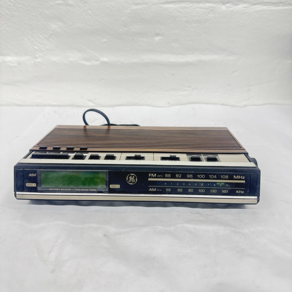 GE FM/AM Digital Alarm Clock Radio Woodgrain Battery Backup Tested Green Light